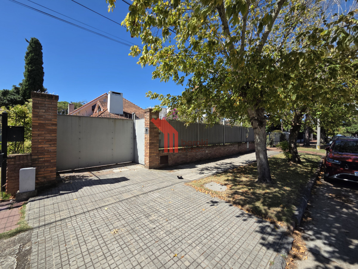 Casa ID.195 - Alquiler Casa en Carrasco 5 Dormitorios Jardín y Barbacoa 