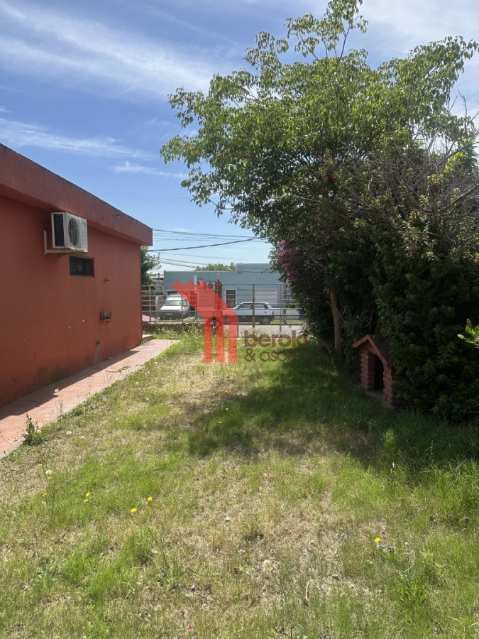 Casa ID.139 - Venta Casa 3 dormitorios+ Apto+ Local+ Parrillero +Deposito+ Gge. Terreno 422m2