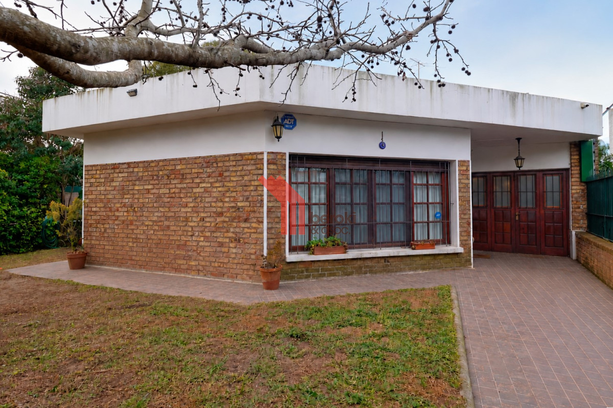 Casa ID.244 - Venta casa de 3 dormitorios y altillo en Carrasco Sur