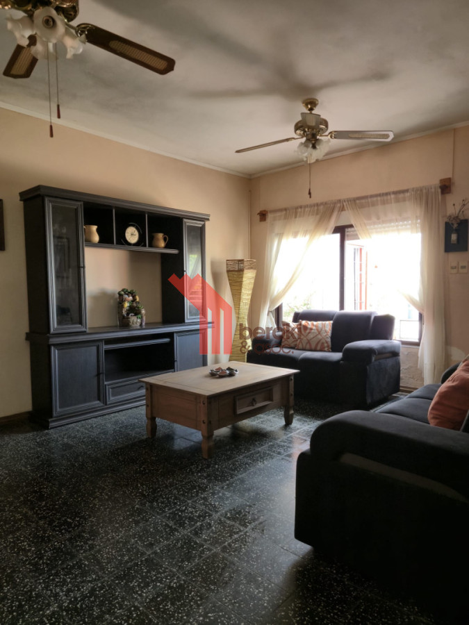 Casa ID.208 - Venta Casa 3 dormitorios, jardín, garaje, Taller, Depósito, Local Comercial.