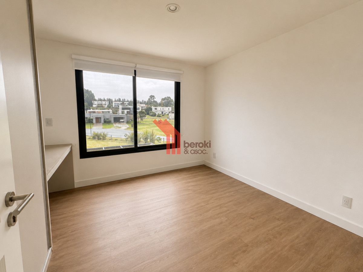 Casa ID.229 - Venta de casa de 3 dormitorios, 3 baños y cuarto de servicio en Altos de la Tahona con piscina y parrillero