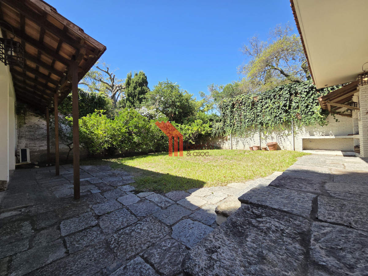 Casa ID.195 - Alquiler Casa en Carrasco 5 Dormitorios Jardín y Barbacoa 