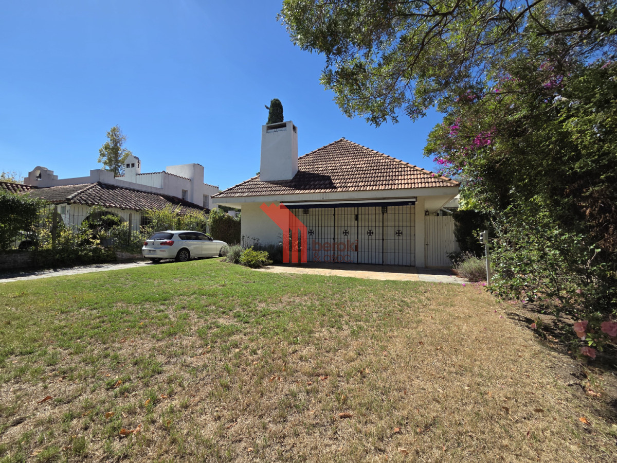 Casa ID.195 - Alquiler Casa en Carrasco 5 Dormitorios Jardín y Barbacoa 