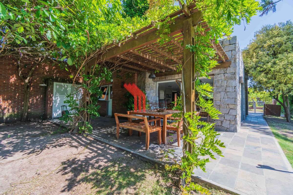 Casa ID.161 - Casa en Carrasco sobre 603 m² de terreno con potencial de ampliación