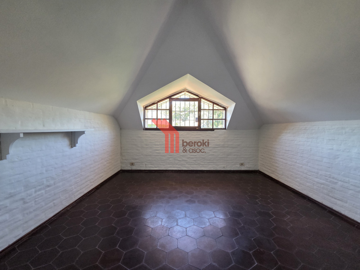 Casa ID.195 - Alquiler Casa en Carrasco 5 Dormitorios Jardín y Barbacoa 