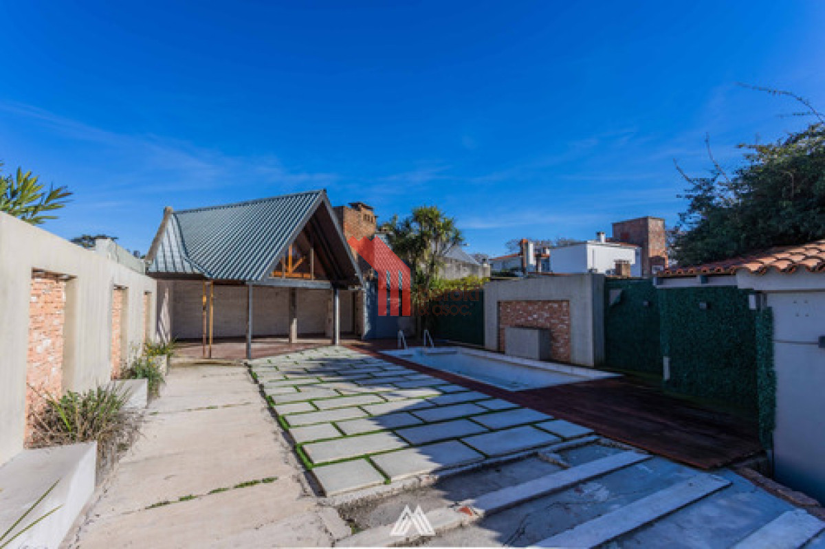 Casa ID.23 - Venta Casa Punta Gorda 4 Dormitorios Jardín Piscina Y Barbacoa