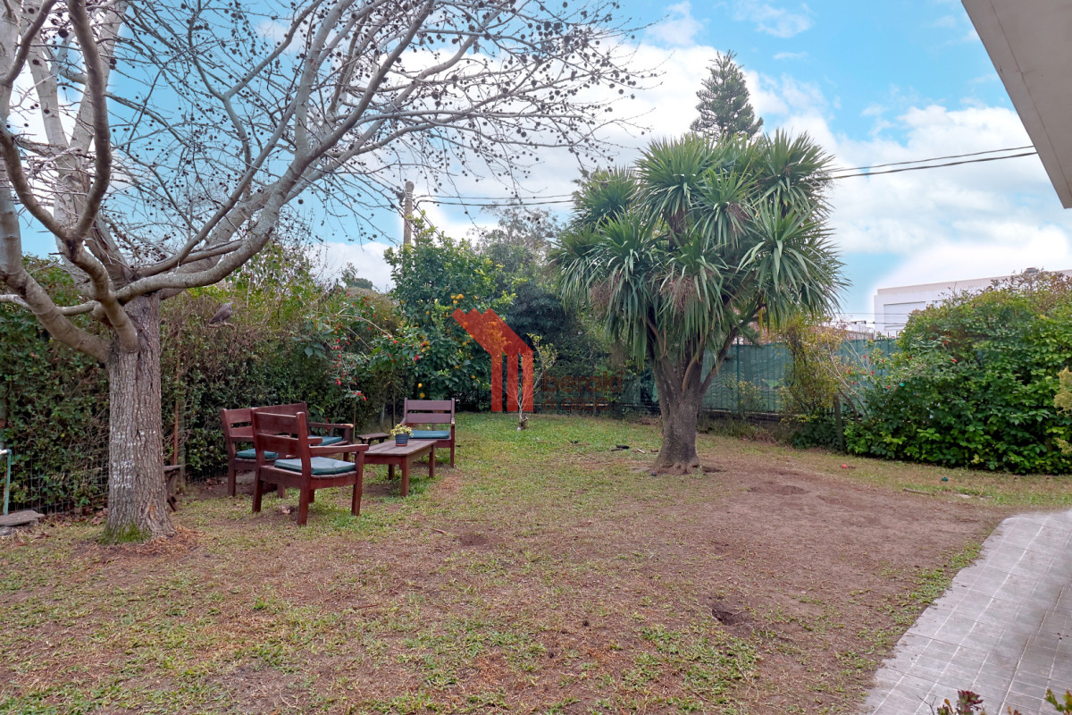 Casa ID.244 - Venta casa de 3 dormitorios y altillo en Carrasco Sur