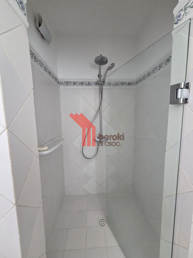 Casa ID.195 - Alquiler Casa en Carrasco 5 Dormitorios Jardín y Barbacoa 