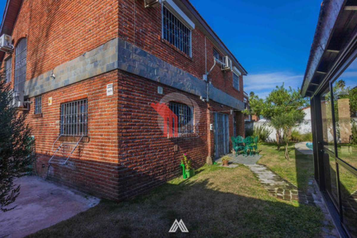 Casa ID.16 - Venta Casa 3 Dormitorios Barra De Carrasco Con Piscina Y 4 Cocheras