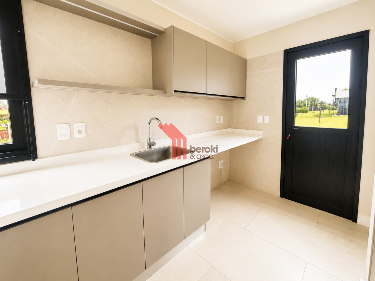 Casa ID.229 - Venta de casa de 3 dormitorios, 3 baños y cuarto de servicio en Altos de la Tahona con piscina y parrillero