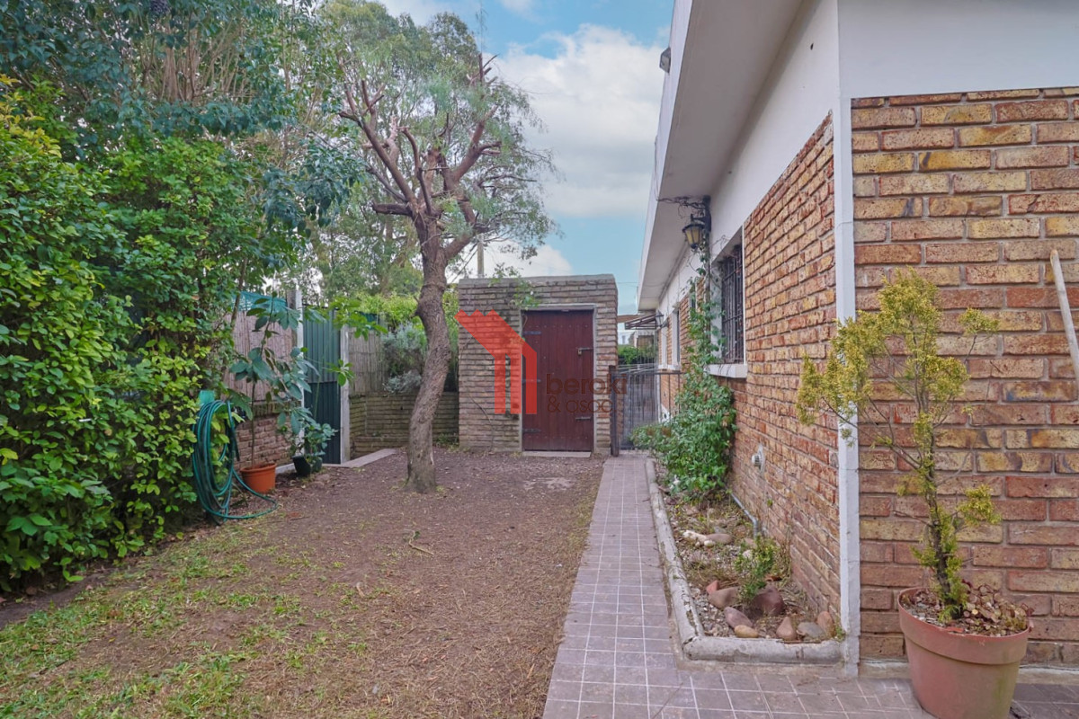 Casa ID.244 - Venta casa de 3 dormitorios y altillo en Carrasco Sur