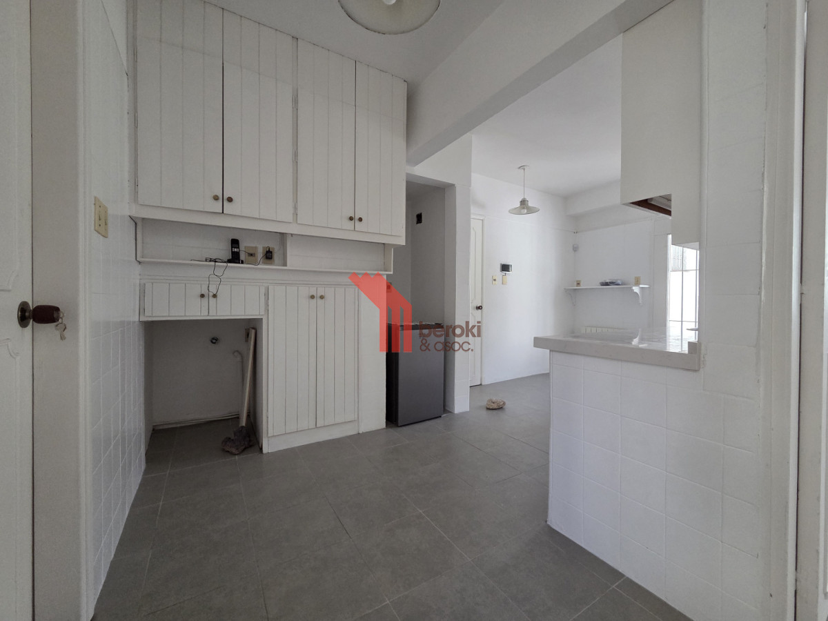 Casa ID.195 - Alquiler Casa en Carrasco 5 Dormitorios Jardín y Barbacoa 