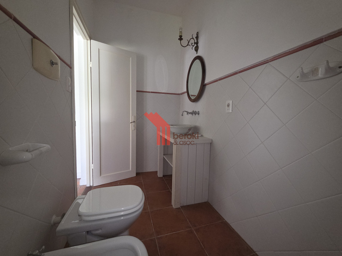 Casa ID.195 - Alquiler Casa en Carrasco 5 Dormitorios Jardín y Barbacoa 