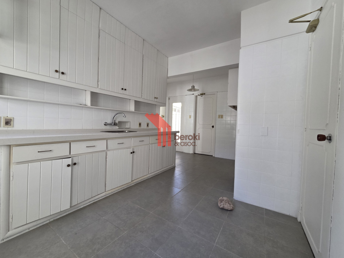 Casa ID.195 - Alquiler Casa en Carrasco 5 Dormitorios Jardín y Barbacoa 