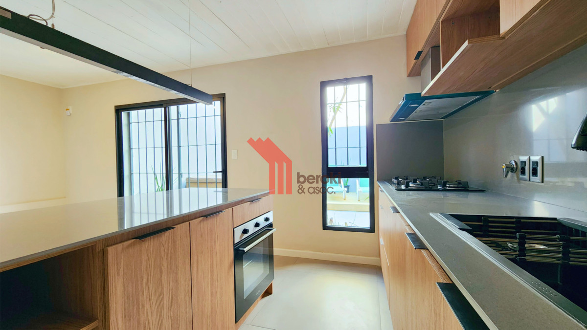 Casa ID.301 - Casa Venta Pocitos 5 Dormitorios 3 Baños Garage 2 autos