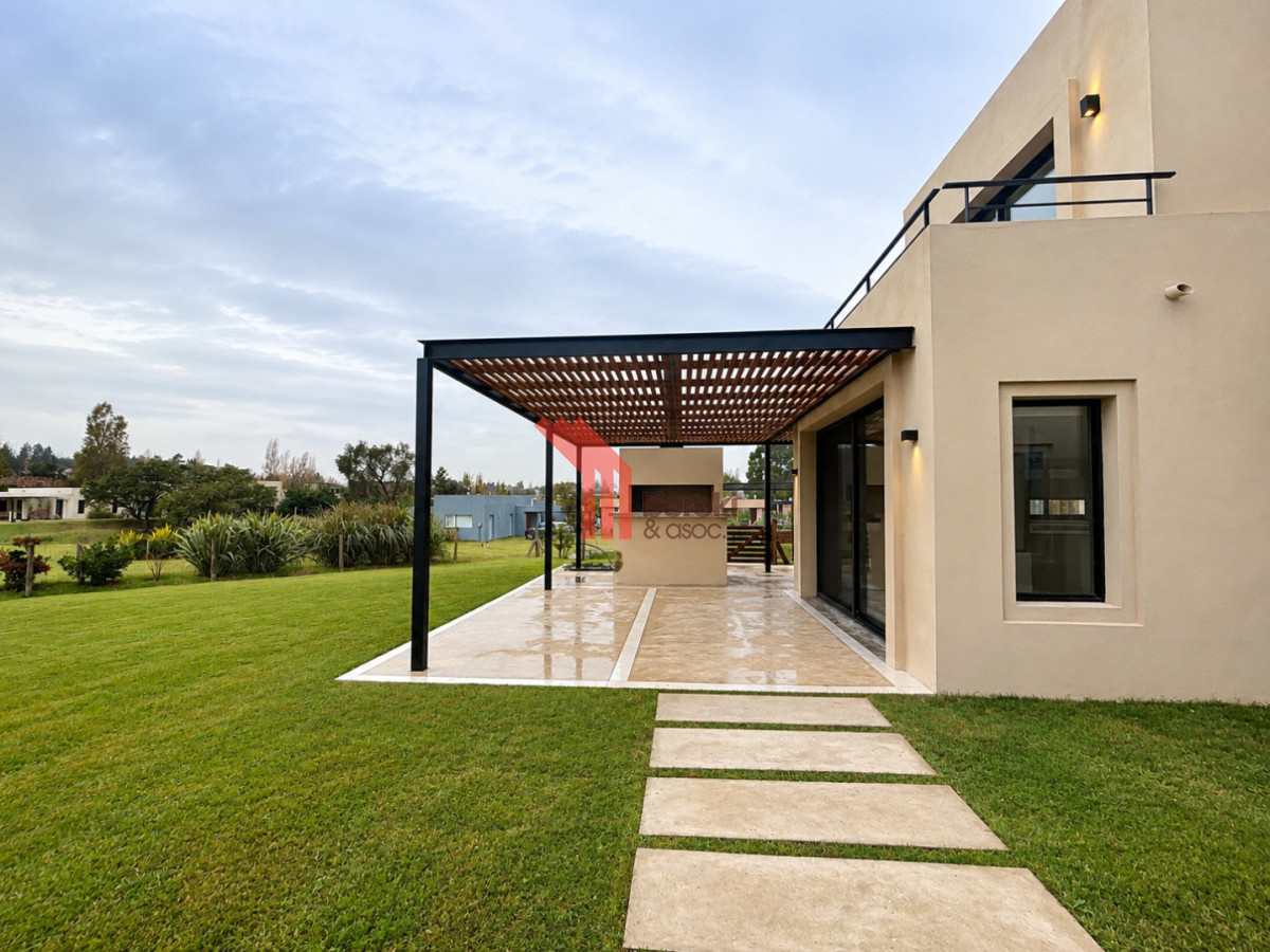 Casa ID.229 - Venta de casa de 3 dormitorios, 3 baños y cuarto de servicio en Altos de la Tahona con piscina y parrillero