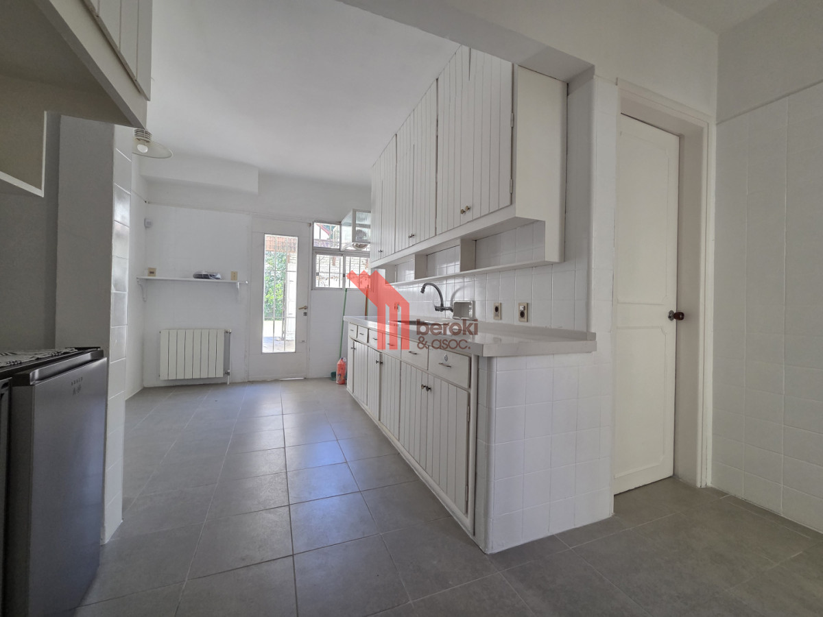 Casa ID.195 - Alquiler Casa en Carrasco 5 Dormitorios Jardín y Barbacoa 