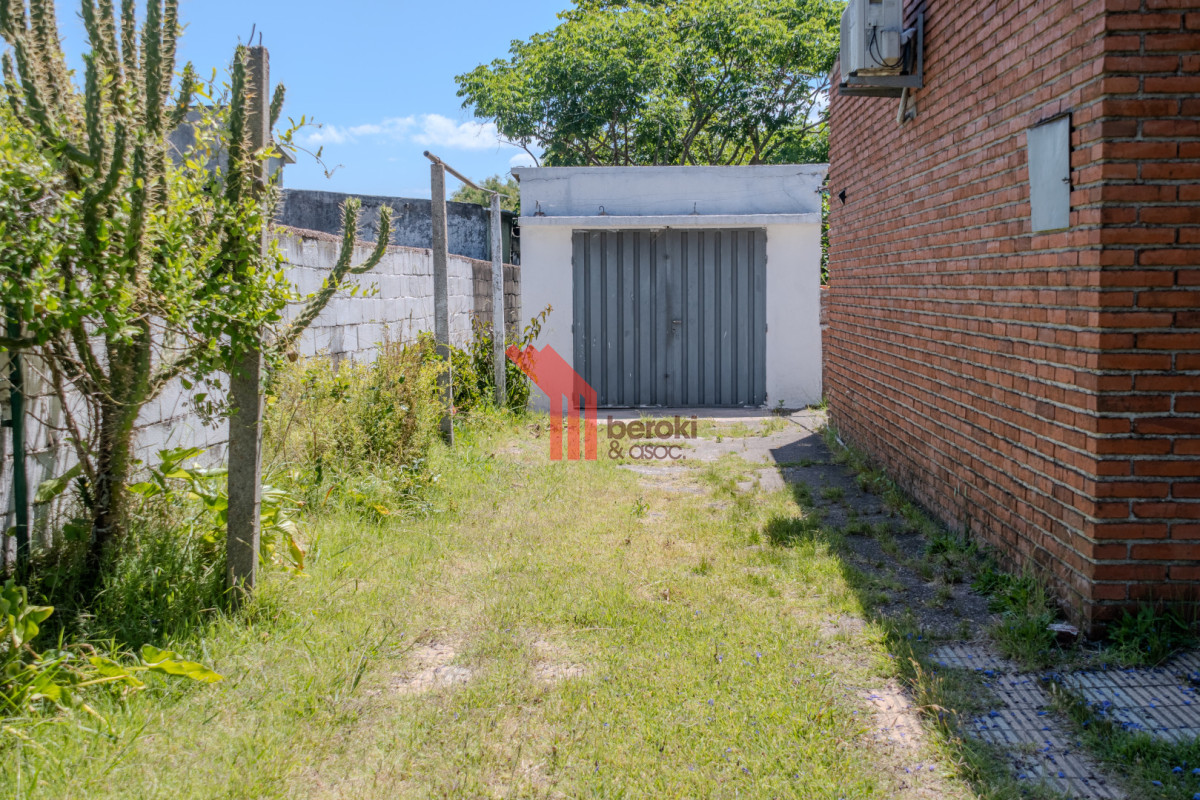 Casa ID.138 - Venta Casa 2 dormitorios, gge, Gran Terreno 636 m2. Carrasco Norte.