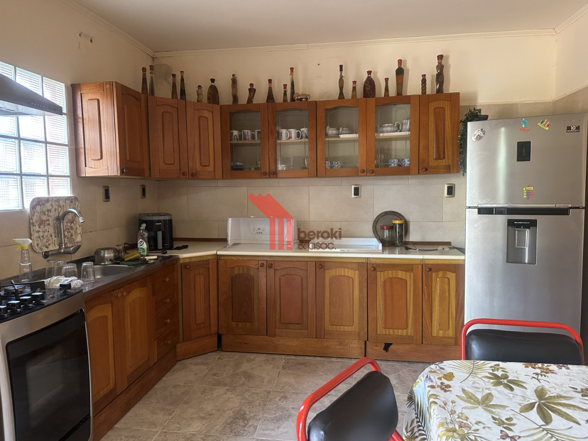 Casa ID.139 - Venta Casa 3 dormitorios+ Apto+ Local+ Parrillero +Deposito+ Gge. Terreno 422m2