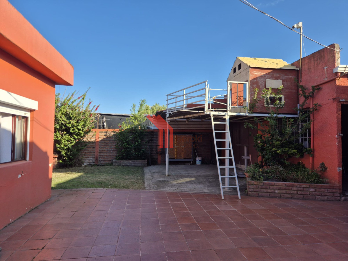 Casa ID.208 - Venta Casa 3 dormitorios, jardín, garaje, Taller, Depósito, Local Comercial.