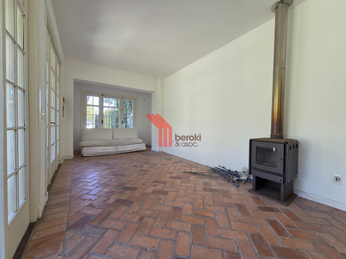 Casa ID.195 - Alquiler Casa en Carrasco 5 Dormitorios Jardín y Barbacoa 