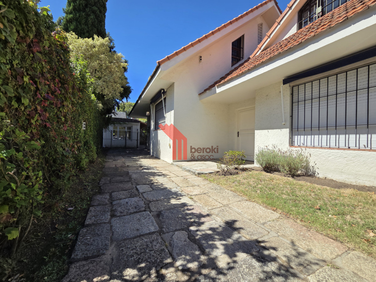 Casa ID.195 - Alquiler Casa en Carrasco 5 Dormitorios Jardín y Barbacoa 