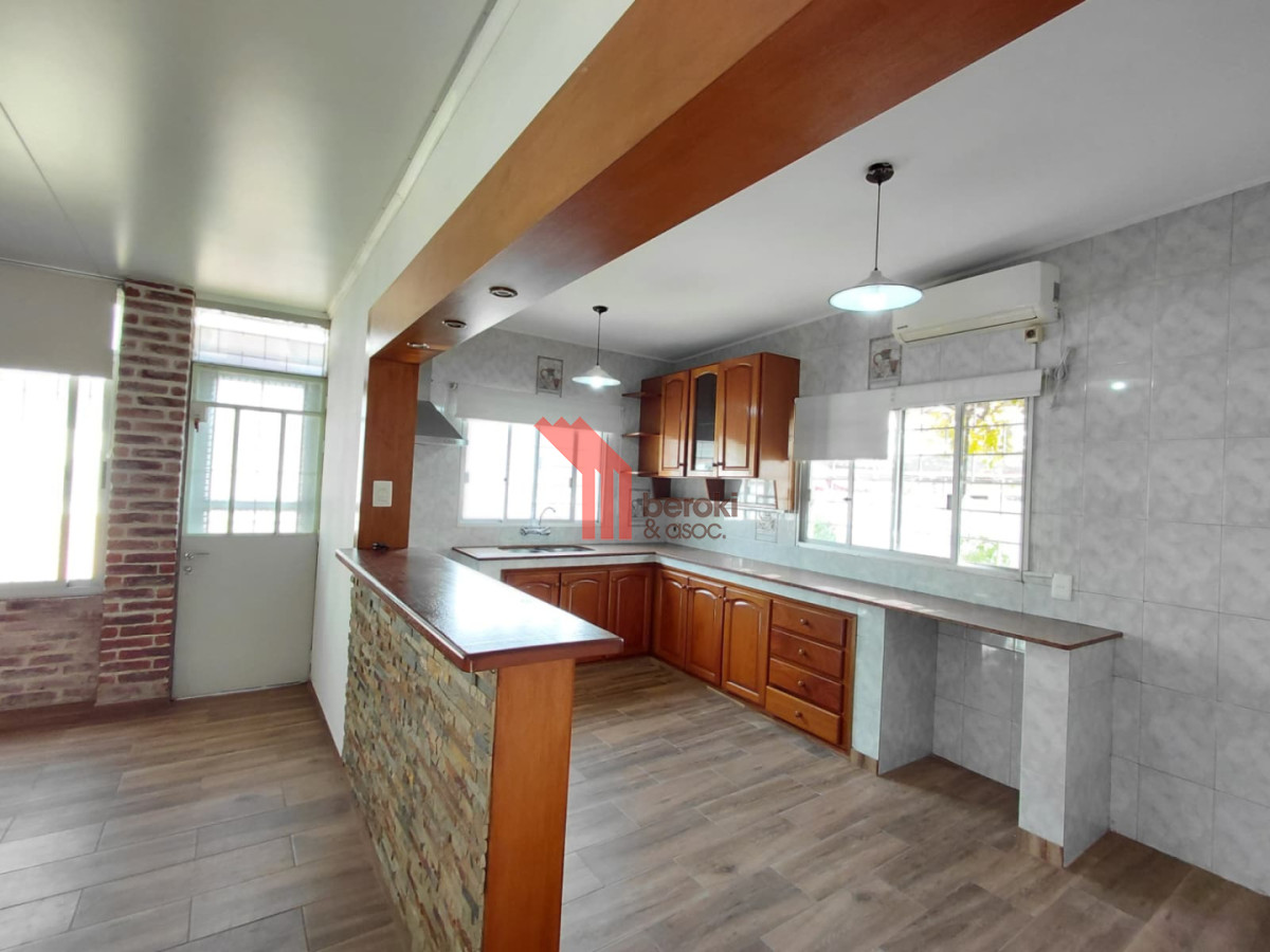 Casa ID.226 - Venta casa 3 dormitorios, 2 baños, mas monoambiente, Colon