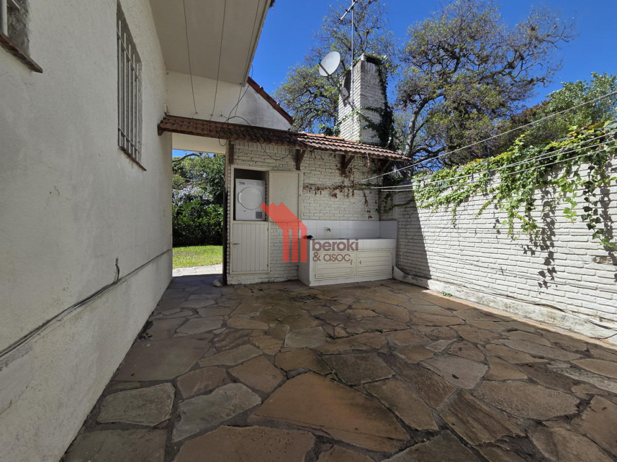 Casa ID.195 - Alquiler Casa en Carrasco 5 Dormitorios Jardín y Barbacoa 