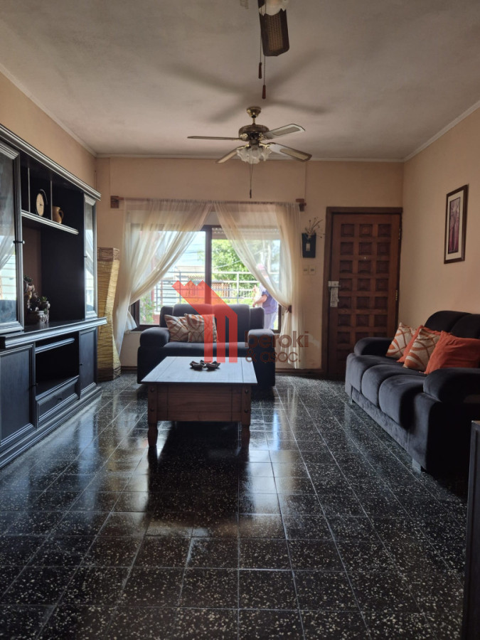 Casa ID.208 - Venta Casa 3 dormitorios, jardín, garaje, Taller, Depósito, Local Comercial.
