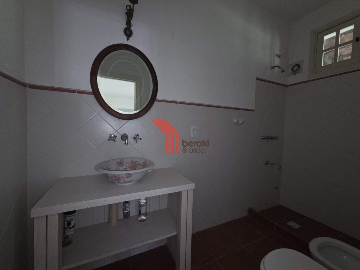 Casa ID.195 - Alquiler Casa en Carrasco 5 Dormitorios Jardín y Barbacoa 