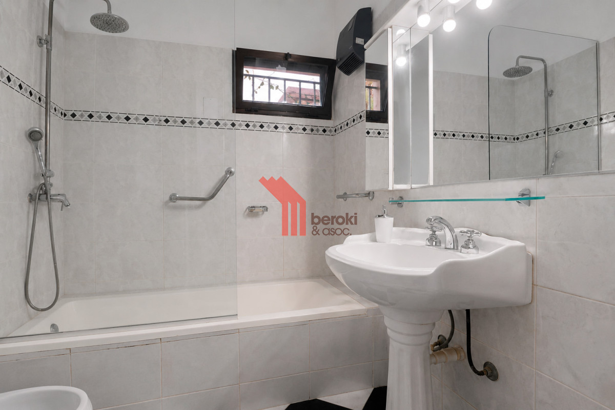 Casa ID.244 - Venta casa de 3 dormitorios y altillo en Carrasco Sur