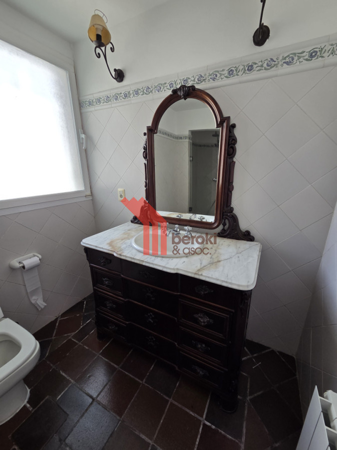 Casa ID.195 - Alquiler Casa en Carrasco 5 Dormitorios Jardín y Barbacoa 