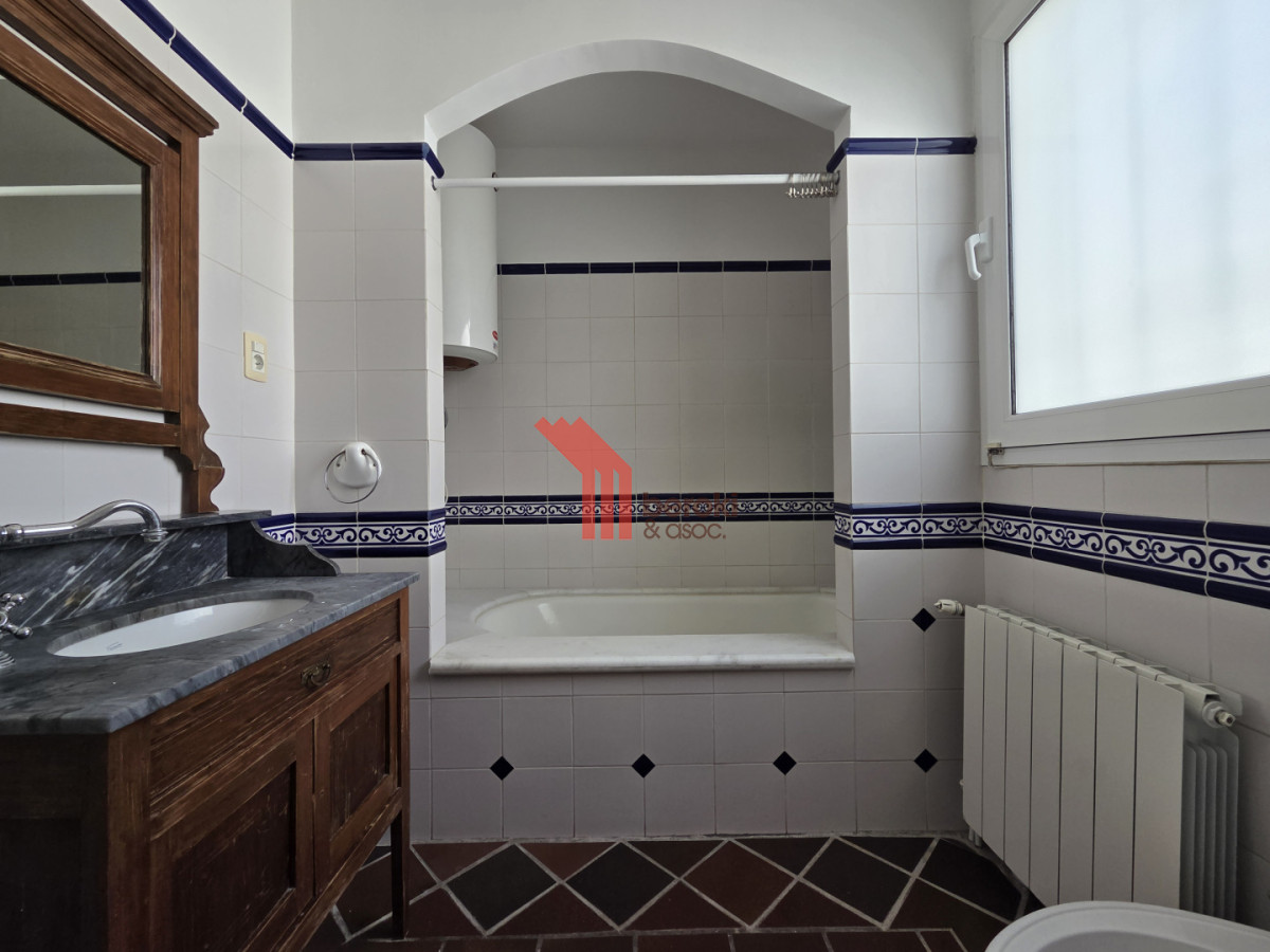 Casa ID.195 - Alquiler Casa en Carrasco 5 Dormitorios Jardín y Barbacoa 