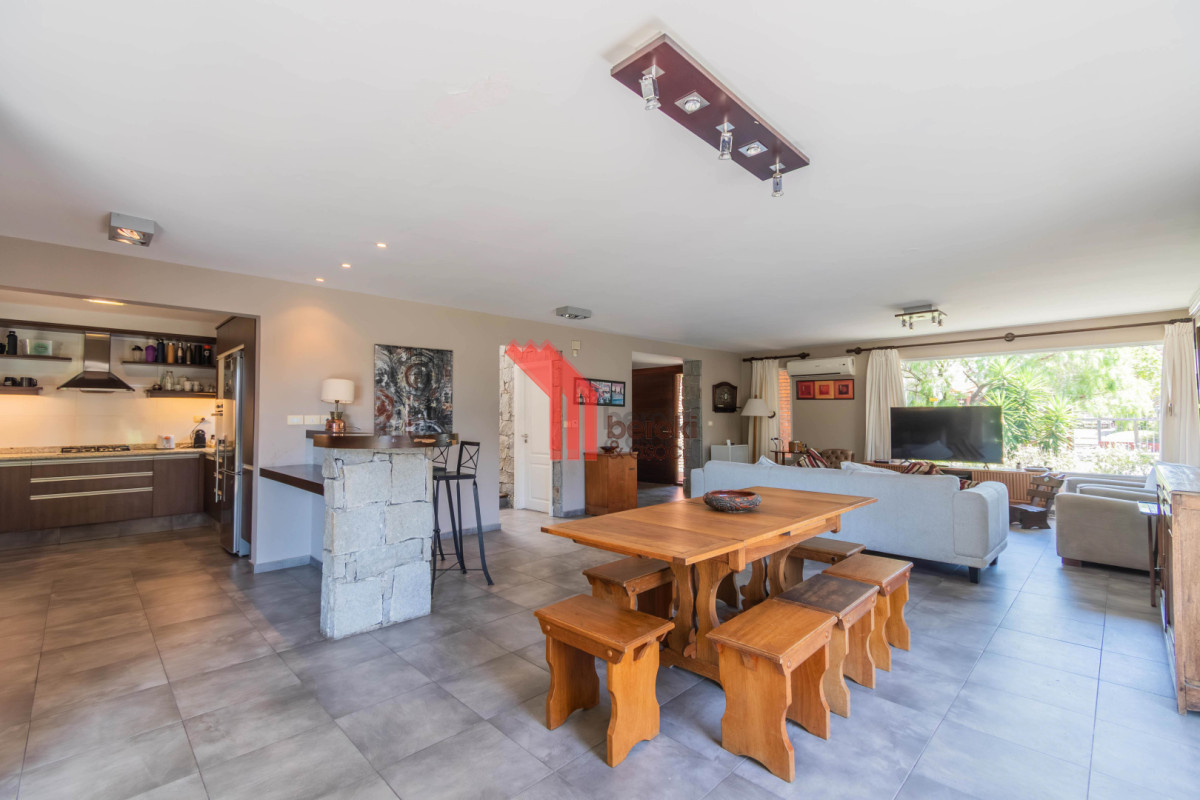 Casa ID.161 - Casa en Carrasco sobre 603 m² de terreno con potencial de ampliación