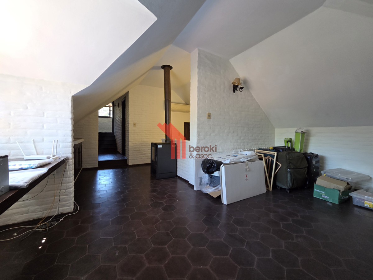 Casa ID.195 - Alquiler Casa en Carrasco 5 Dormitorios Jardín y Barbacoa 