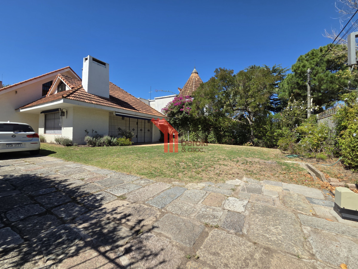 Casa ID.195 - Alquiler Casa en Carrasco 5 Dormitorios Jardín y Barbacoa 