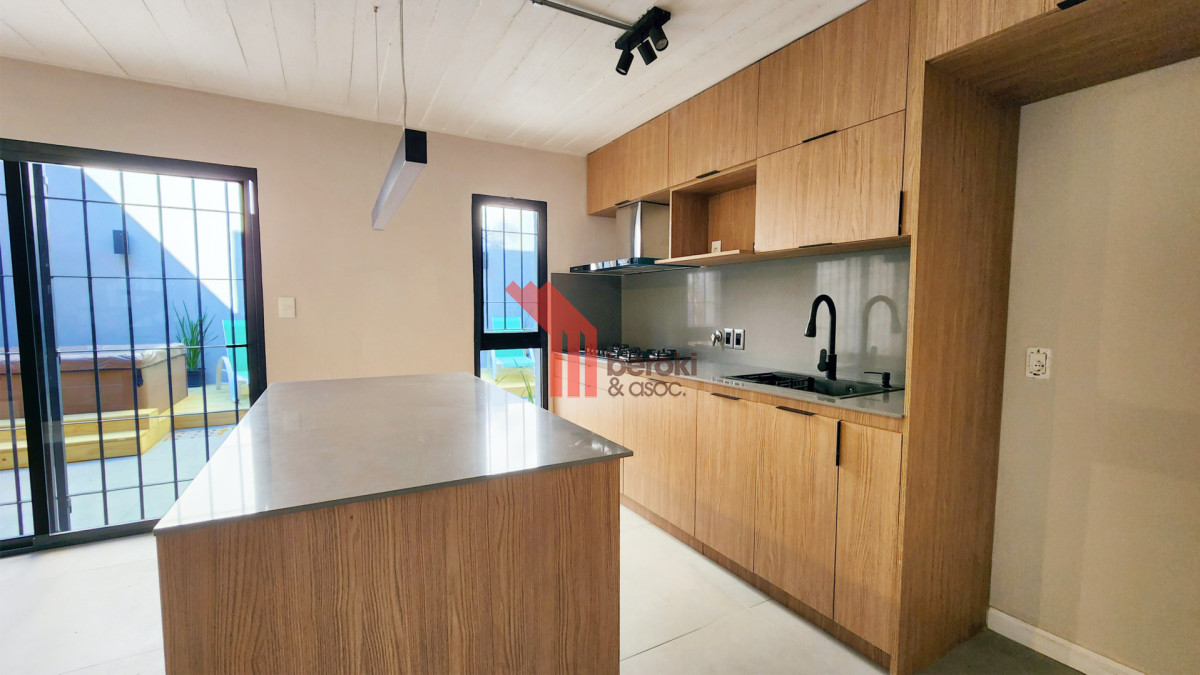 Casa ID.301 - Casa Venta Pocitos 5 Dormitorios 3 Baños Garage 2 autos