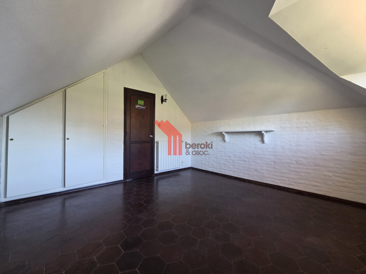 Casa ID.195 - Alquiler Casa en Carrasco 5 Dormitorios Jardín y Barbacoa 