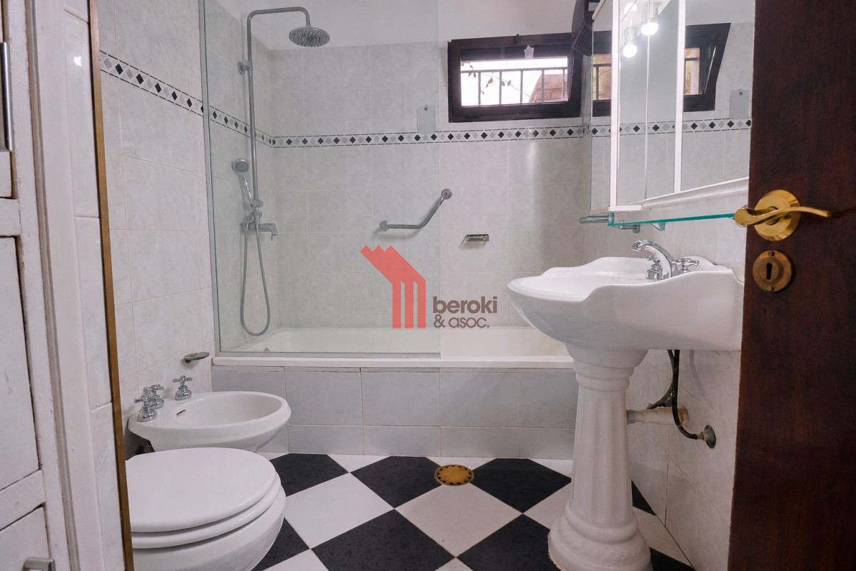 Casa ID.244 - Venta casa de 3 dormitorios y altillo en Carrasco Sur