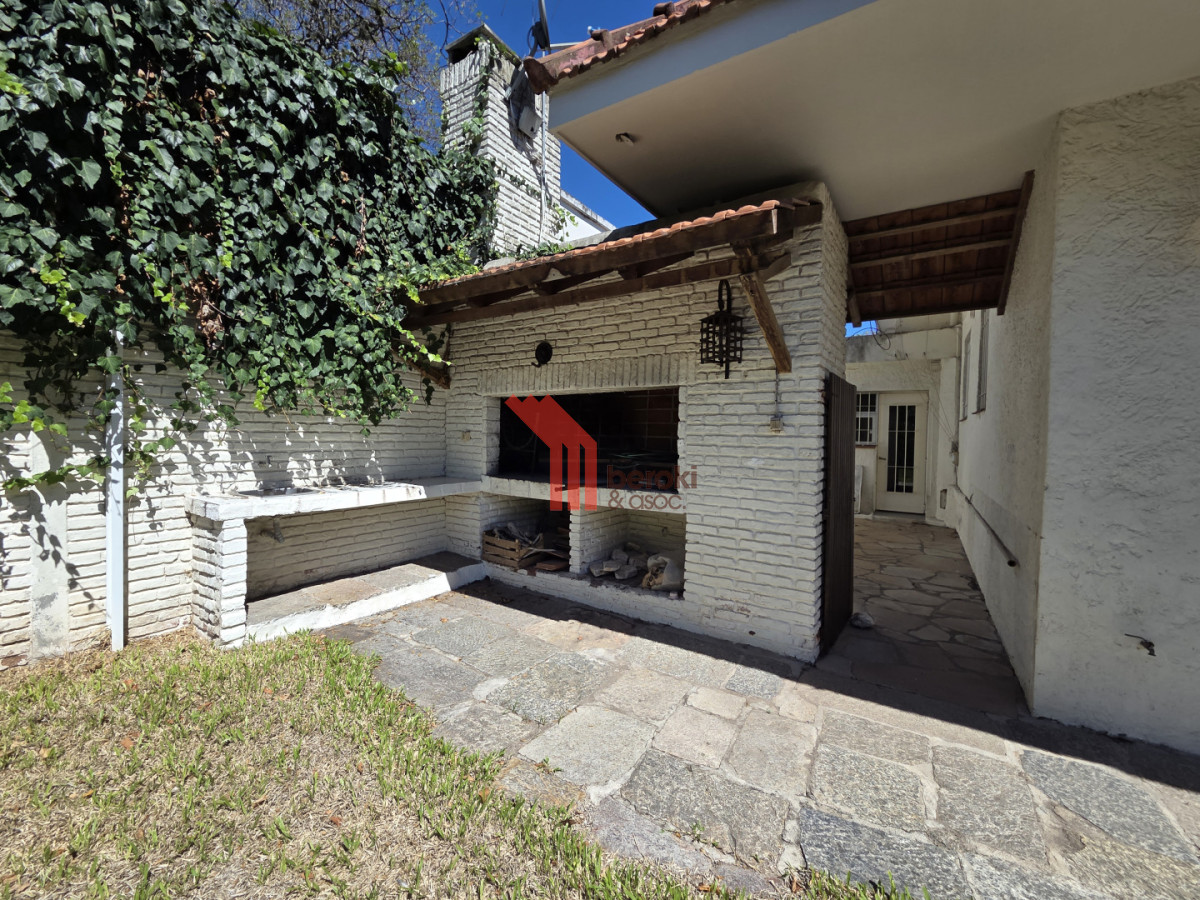 Casa ID.195 - Alquiler Casa en Carrasco 5 Dormitorios Jardín y Barbacoa 