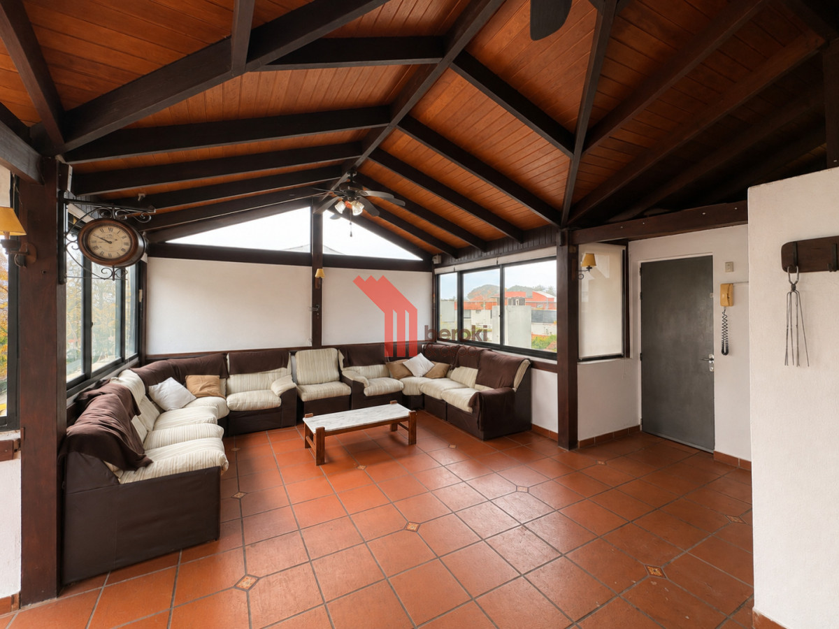 Casa ID.273 - Alquiler Casa 4 Dormitorios, 3 Garaje,, Barbacoa. La Blanqueada.