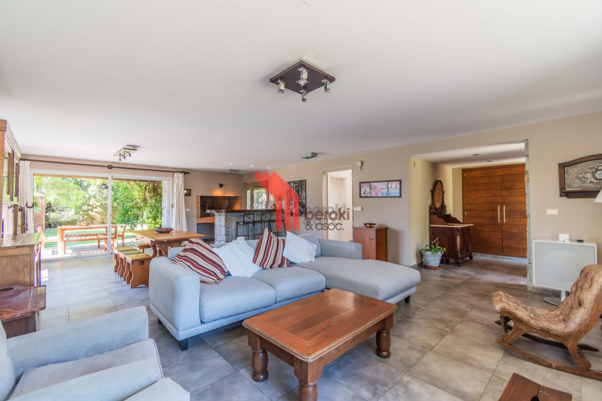 Casa ID.161 - Casa en Carrasco sobre 603 m² de terreno con potencial de ampliación