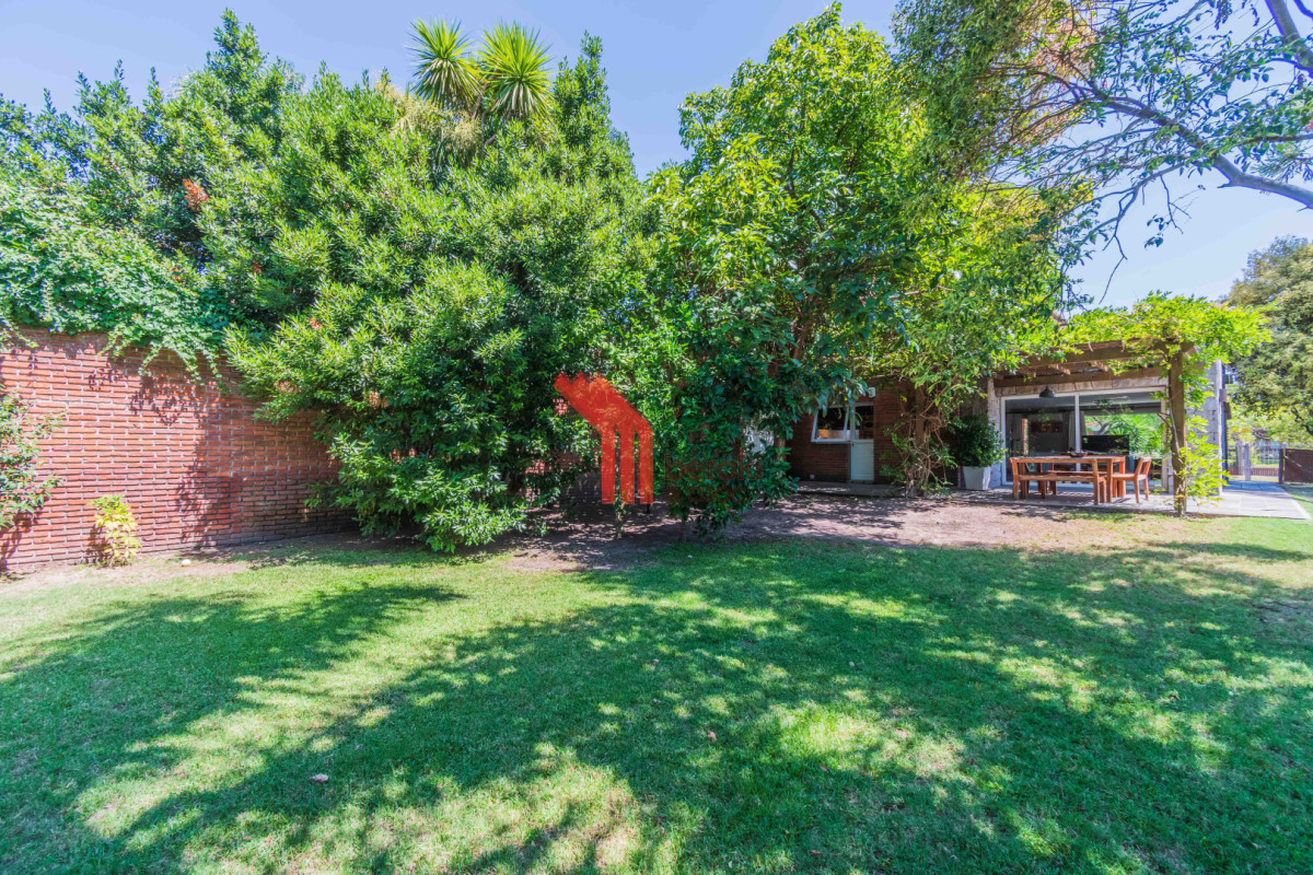 Casa ID.161 - Casa en Carrasco sobre 603 m² de terreno con potencial de ampliación