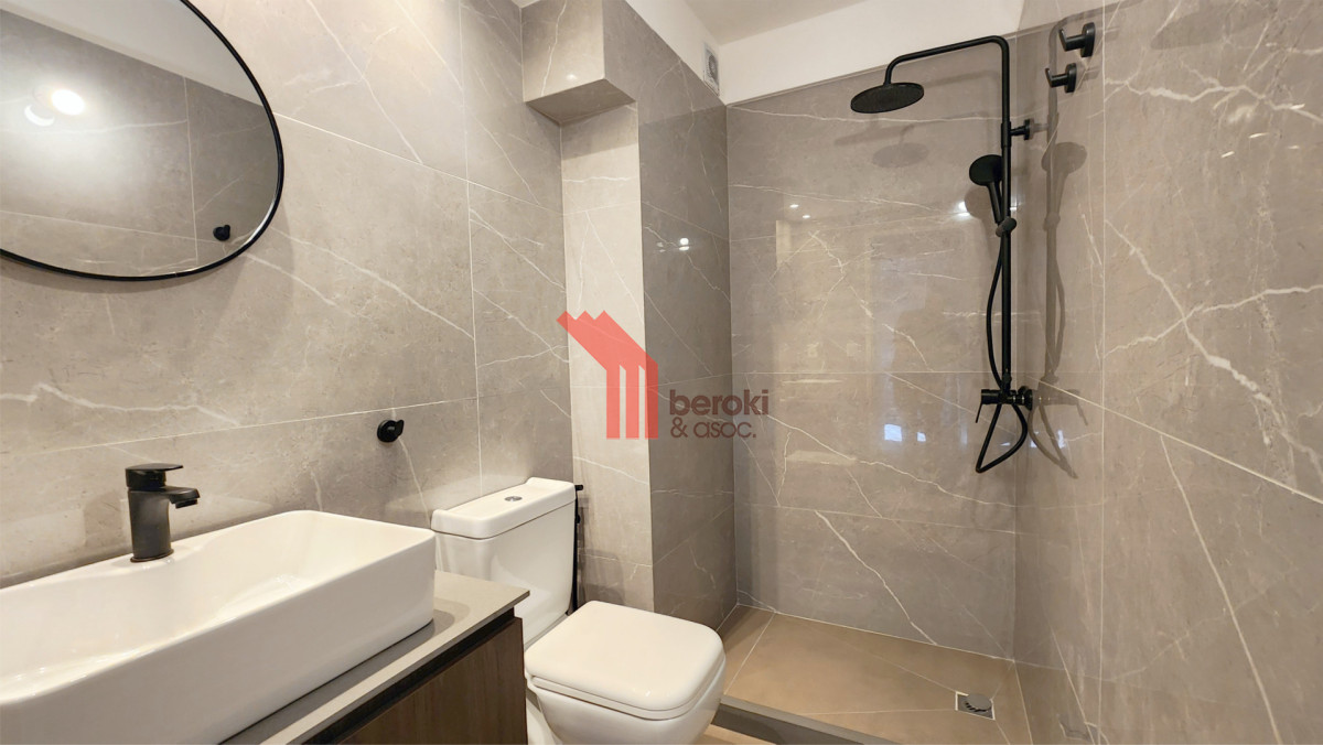 Casa ID.301 - Casa Venta Pocitos 5 Dormitorios 3 Baños Garage 2 autos