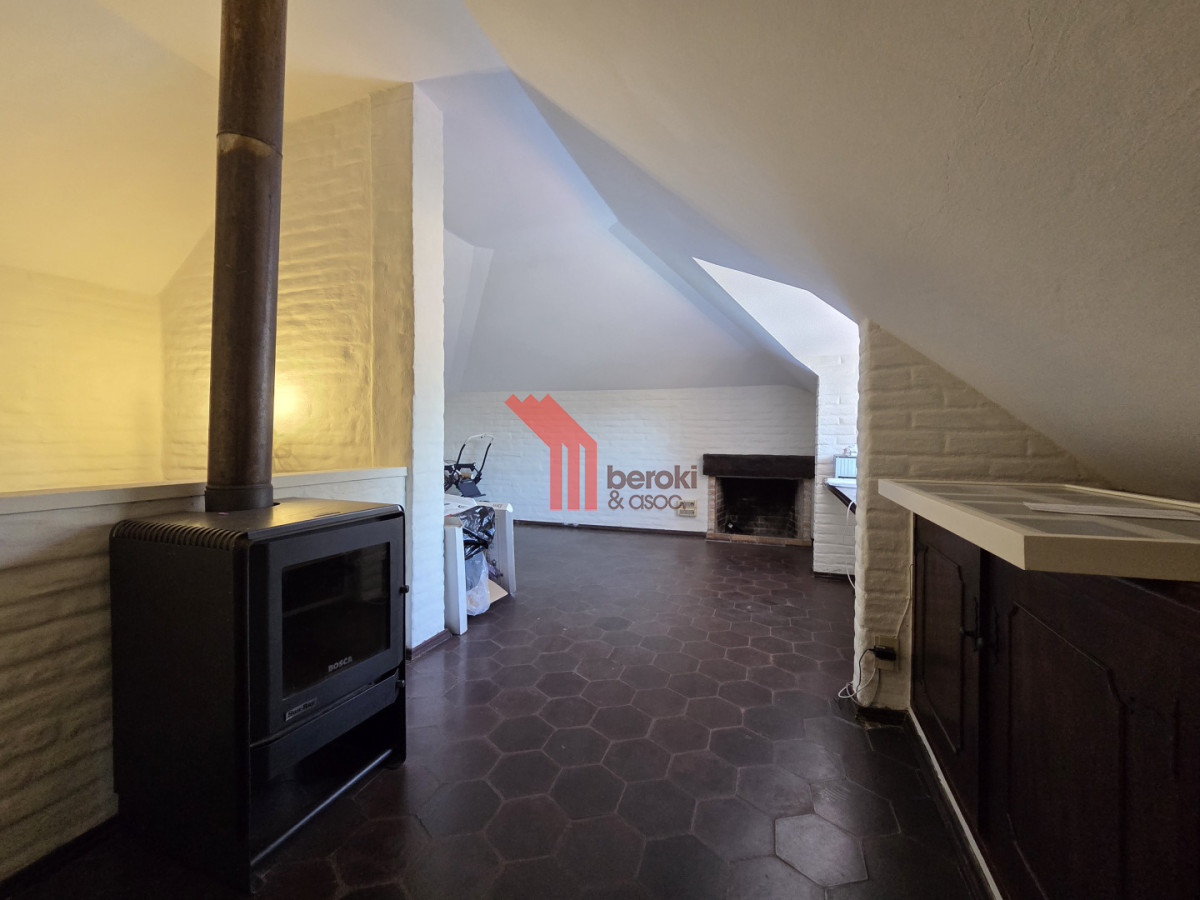 Casa ID.195 - Alquiler Casa en Carrasco 5 Dormitorios Jardín y Barbacoa 