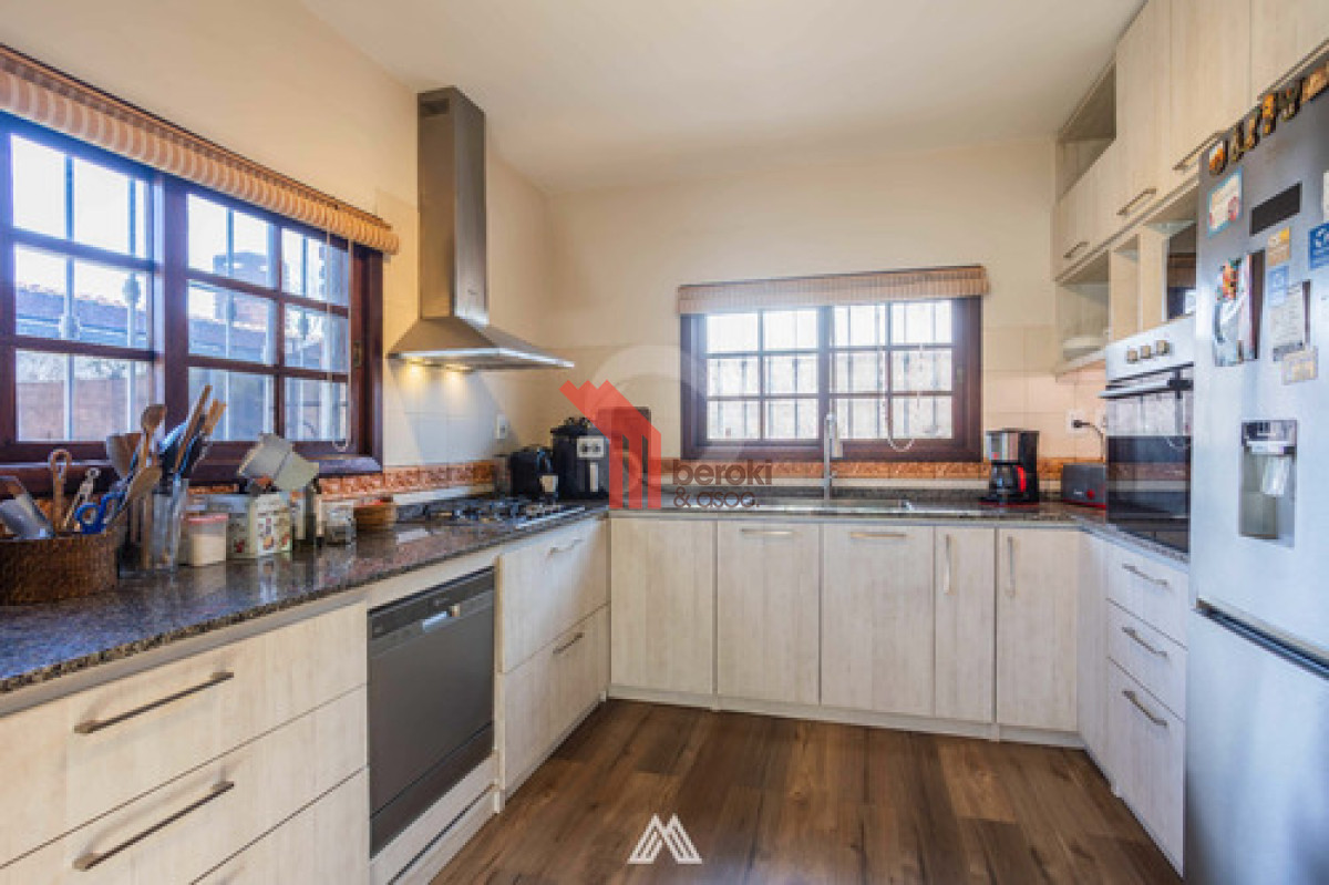 Casa ID.16 - Venta Casa 3 Dormitorios Barra De Carrasco Con Piscina Y 4 Cocheras