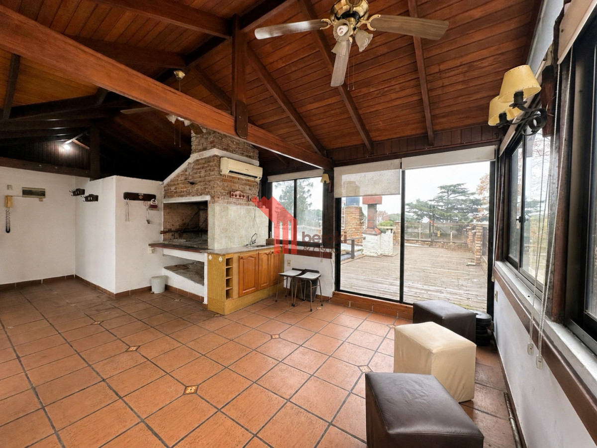 Casa ID.273 - Alquiler Casa 4 Dormitorios, 3 Garaje,, Barbacoa. La Blanqueada.