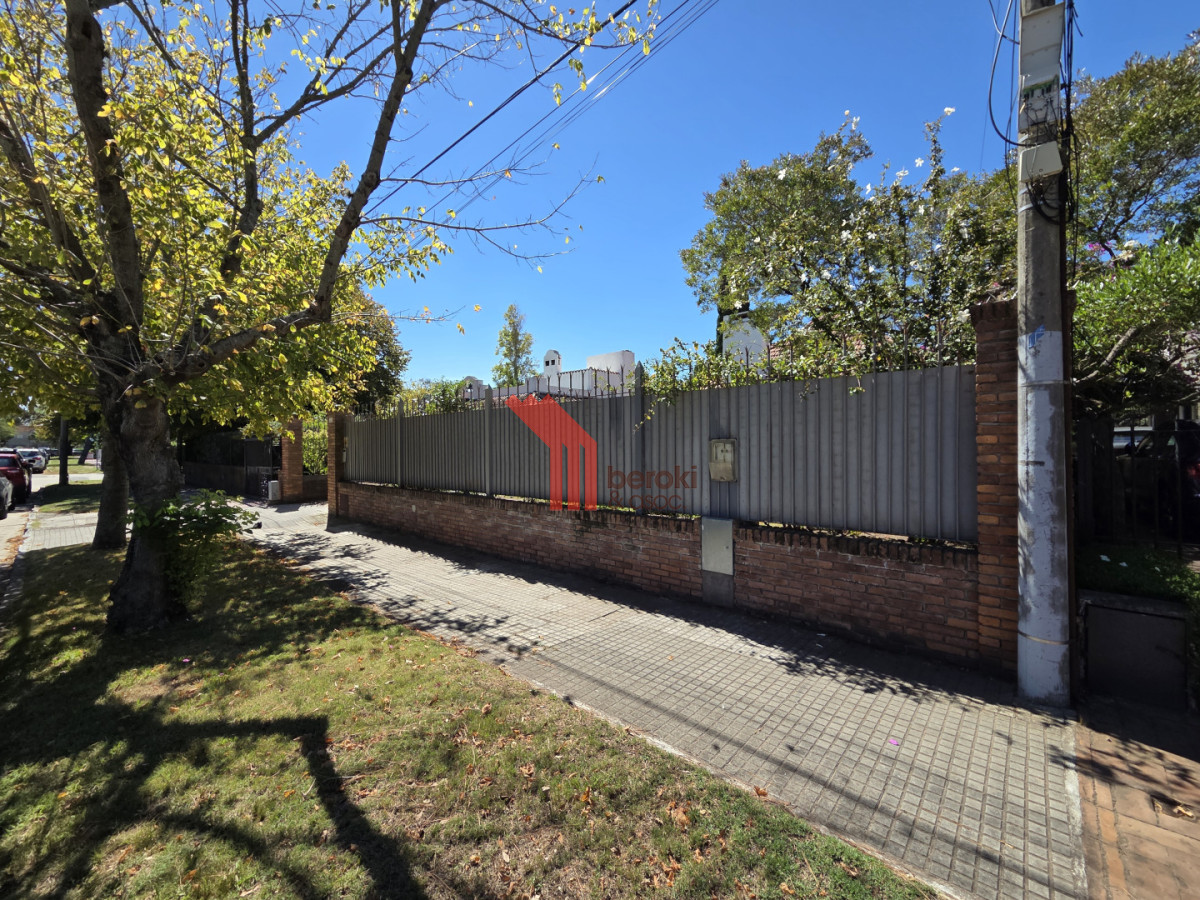 Casa ID.195 - Alquiler Casa en Carrasco 5 Dormitorios Jardín y Barbacoa 