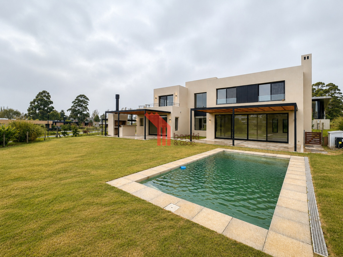 Casa ID.229 - Venta de casa de 3 dormitorios, 3 baños y cuarto de servicio en Altos de la Tahona con piscina y parrillero
