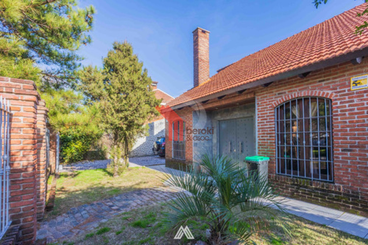 Casa ID.16 - Venta Casa 3 Dormitorios Barra De Carrasco Con Piscina Y 4 Cocheras